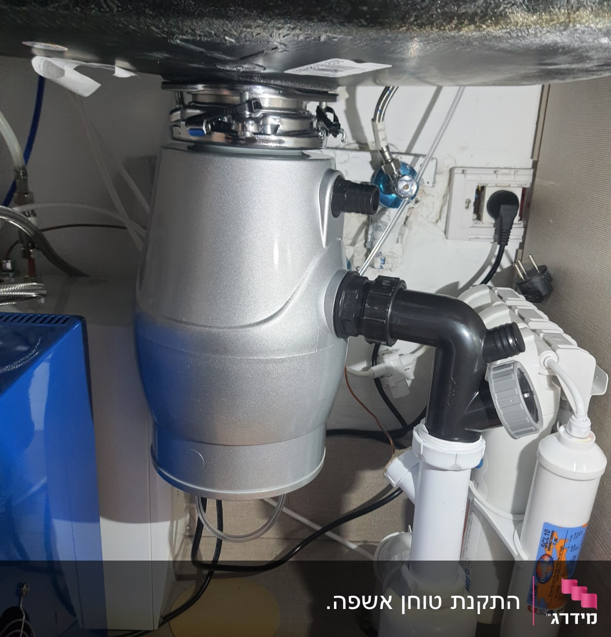 התקנת טוחן אשפה. 